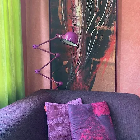 Δωμάτια σε οικογενειακή κατοικία Purple House